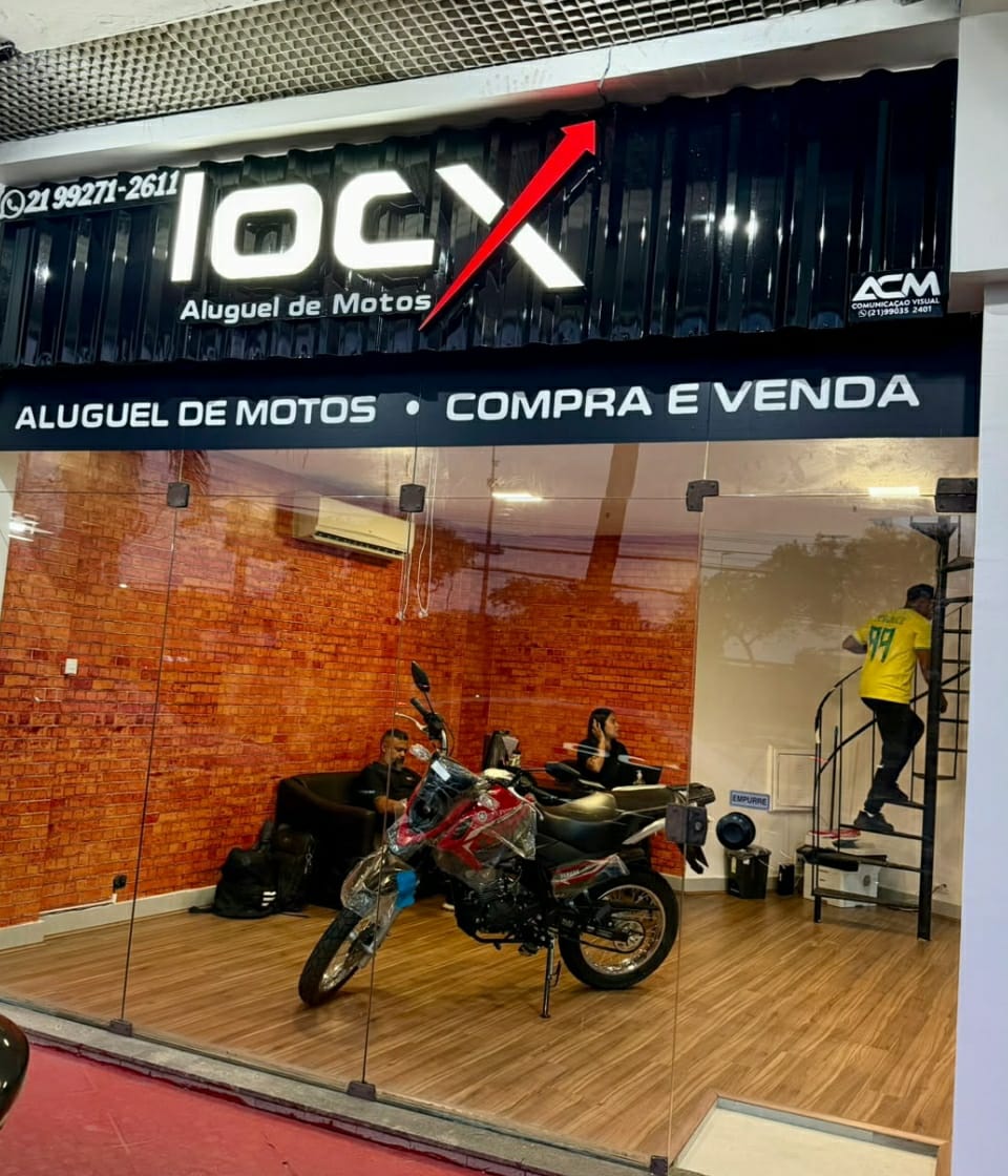 Fachada e interior da loja LocX Aluguel de Motos